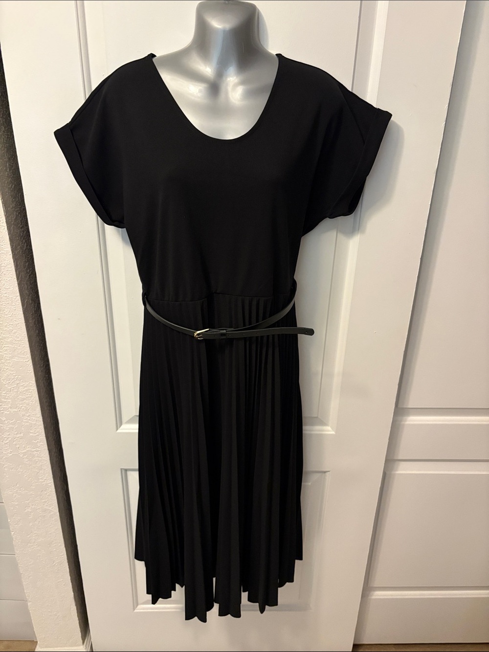 Elegant Black Pleated Midi Dress with Slim Belt